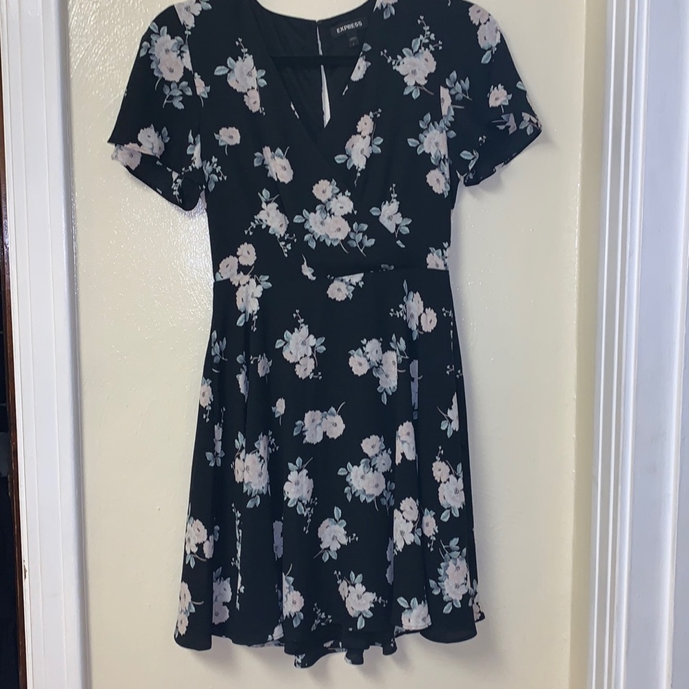 flowy floral express dress - Picture 2 of 7